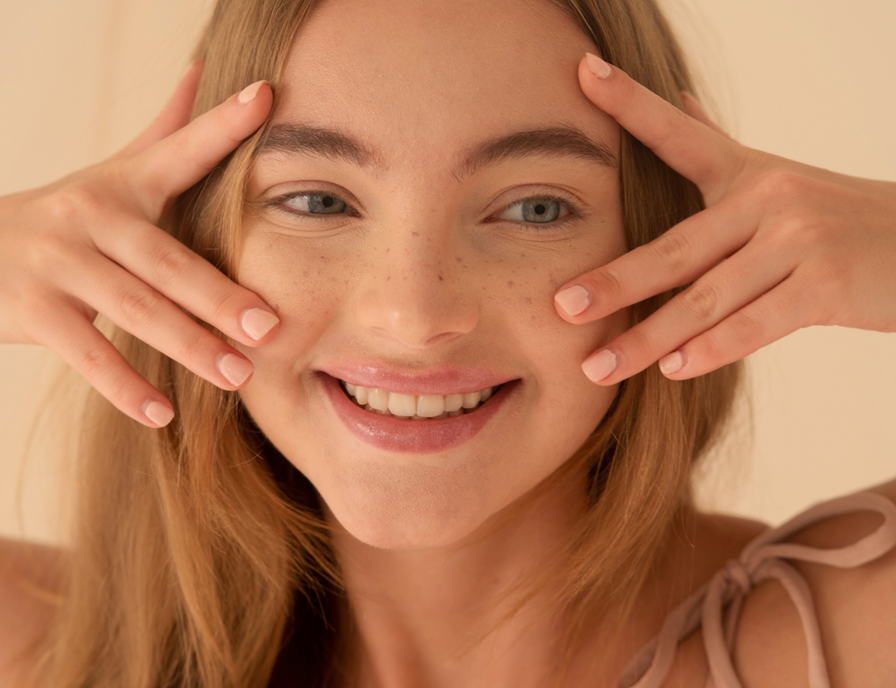Ein strahlendes Gesicht muss nicht schwer sein. Befreien Sie sich von Hautunreinheiten mit  Skeina Skincare Produkten.