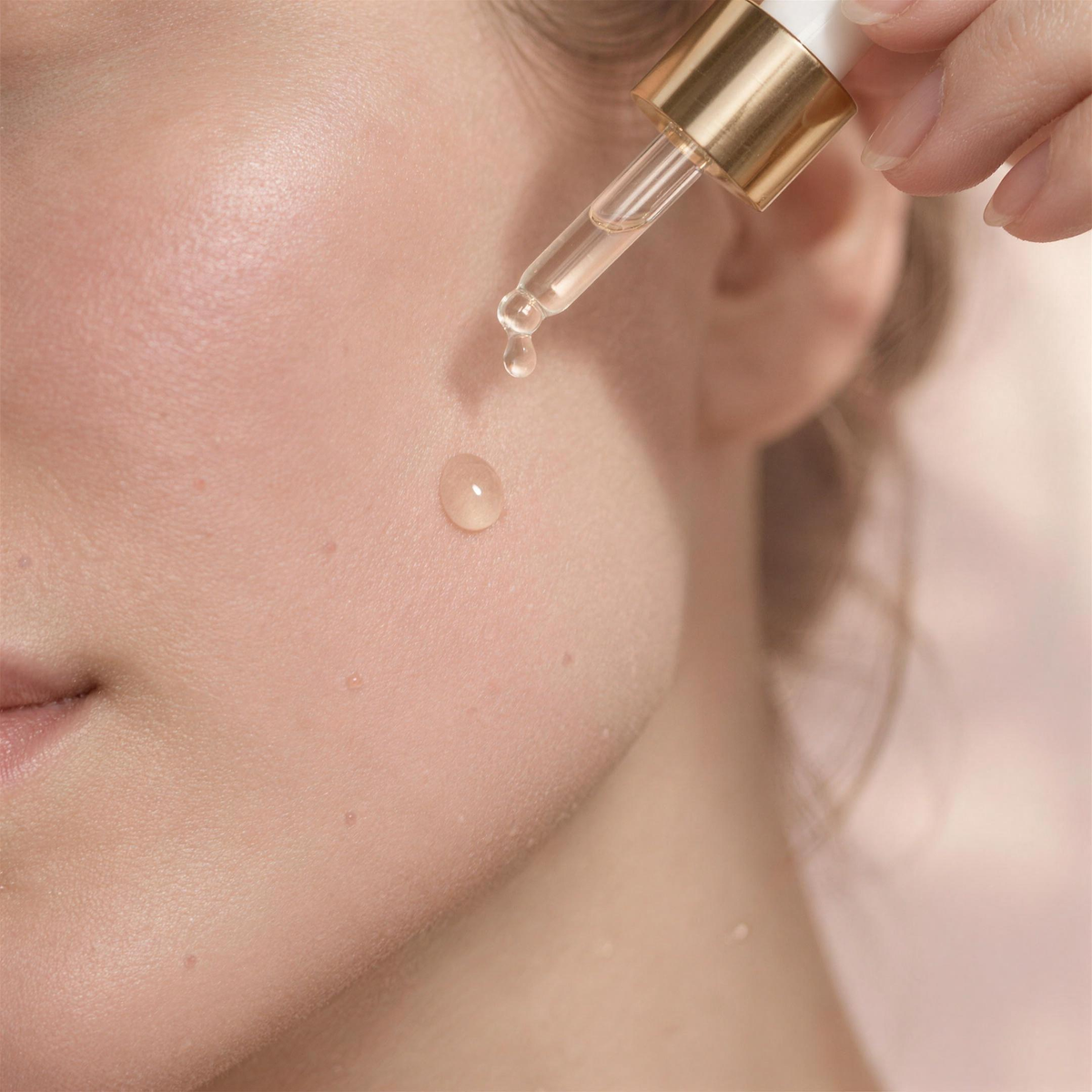 Nahaufnahme empfindlicher, zu Rötungen neigender Haut als Hautdetail zur Skéina Anti-Redness Essence